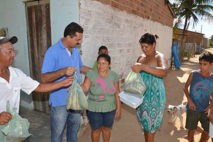 Prefeitura de Limoeiro de Anadia distribui 18 toneladas de peixe para a população