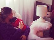 Pai babão, Xuxa publica foto de Sheila com Brenda descansando no colo