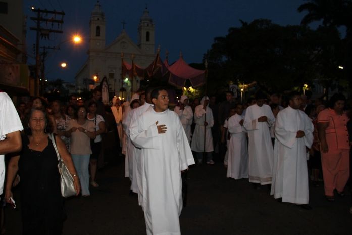Multidão acompanha procissão de Nosso Senhor Morto com devoção