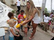 Valesca Popozuda distribui ovos de Páscoa para crianças do Alemão