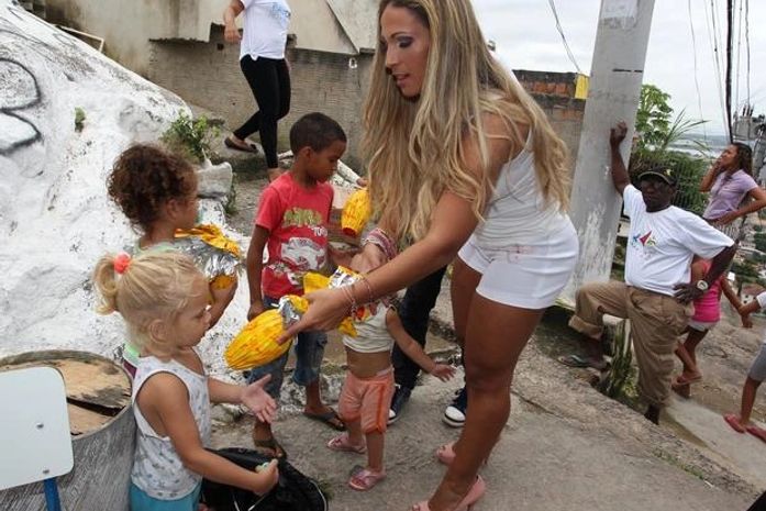 Valesca Popozuda distribui ovos de Páscoa para crianças do Alemão