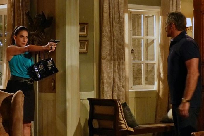 Mãos ao alto! Wanda se revela e aponta arma para Nunes