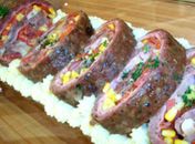 Rocambole diferente tem massa de carne moída e recheio de linguiça; prove