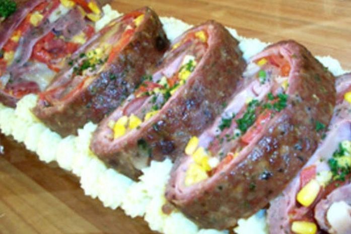 Rocambole diferente tem massa de carne moída e recheio de linguiça; prove