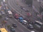 RJ: ônibus cai de viaduto sobre avenida Brasil e deixa ao menos 7 mortos