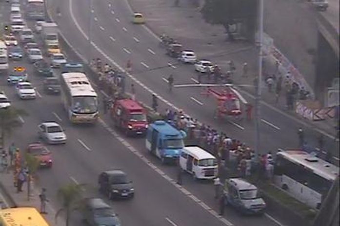 RJ: ônibus cai de viaduto sobre avenida Brasil e deixa ao menos 7 mortos
