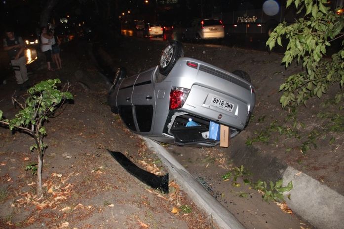 Veículo capota e cai em canteiro na Durval de Góes Monteiro