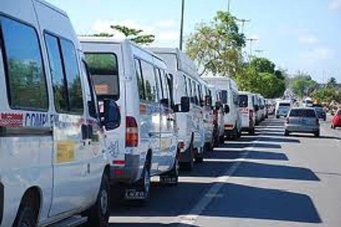 Motoristas de vans bloqueiam AL 115 e congestionamento passa dos 3km