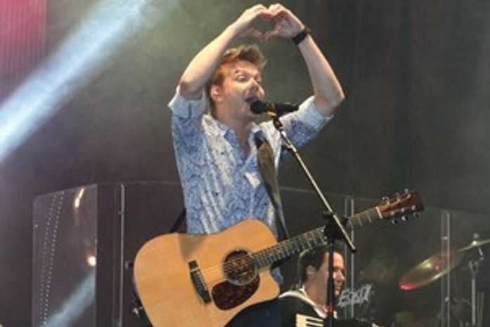 Michel Teló grava dueto com músico colombiano Carlos Vives