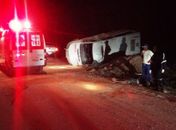Van escolar capota na BR 101 e deixa seis estudantes feridos