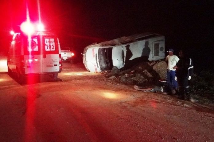 Van escolar capota na BR 101 e deixa seis estudantes feridos