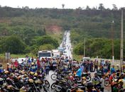 Motoqueiros interditam BR 101 e congestionamento passa de 2km