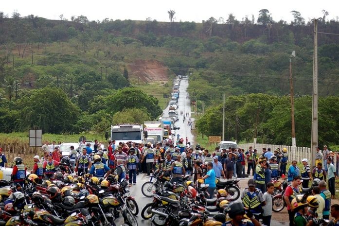 Motoqueiros interditam BR 101 e congestionamento passa de 2km