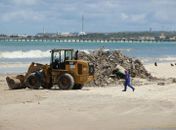 Após chuvas da madrugada, praia da Avenida amanhece cheia de lixo
