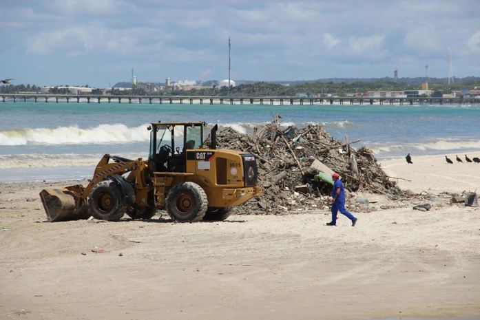 Após chuvas da madrugada, praia da Avenida amanhece cheia de lixo