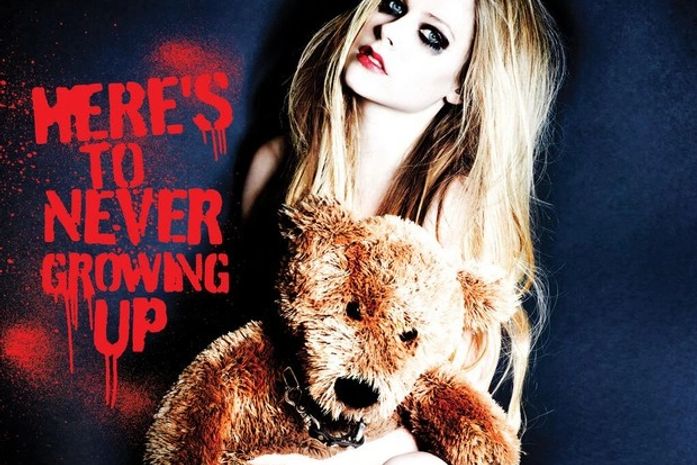 Avril Lavigne aparece coberta apenas por ursinho de pelúcia em foto