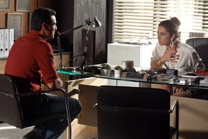 A prova que faltava! Théo diz para Helô que Lívia anda com seringas na bolsa