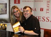 Noite literária com novelista atrai famosos aspirantes para a televisão