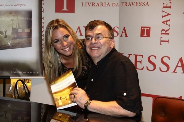 Noite literária com novelista atrai famosos aspirantes para a televisão