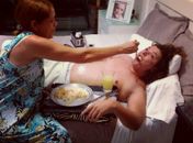 Depois de cirurgia de hérnia, David Brazil tem alta e é paparicado