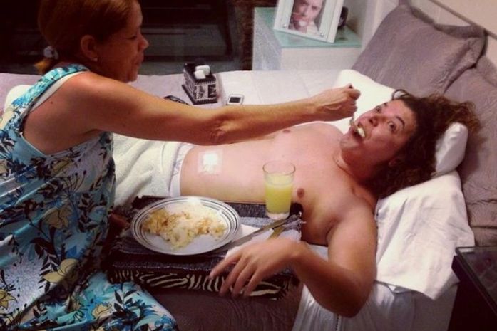 Depois de cirurgia de hérnia, David Brazil tem alta e é paparicado