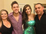 Ex-BBB Andressa posa com pais de Nasser em Porto Alegre: "Família abençoada"
