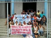 Servidores da prefeitura de Maribondo protestam contra exoneração