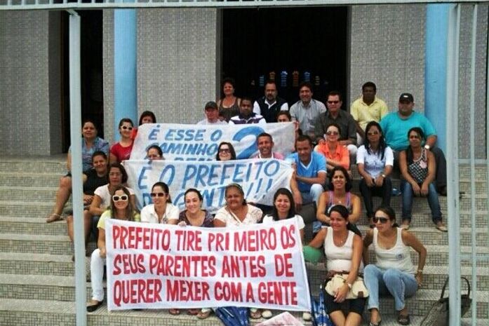 Servidores da prefeitura de Maribondo protestam contra exoneração