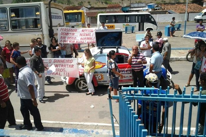 Servidores da prefeitura de Maribondo protestam contra exoneração