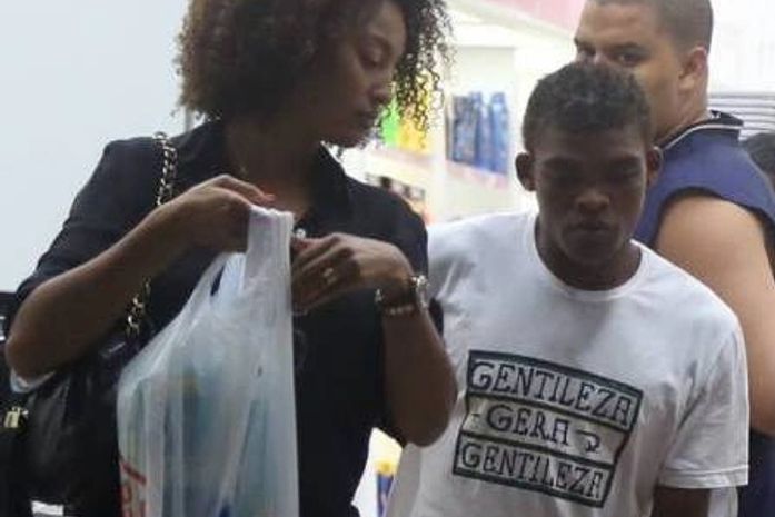 Após ajuda de flanelinha, Sheron Menezzes ouve pedido e paga com fraldas