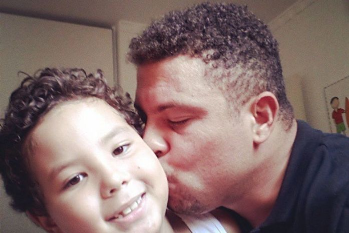 Ronaldo mima o filho Alex e faz elogio na web: 'Olha que príncipe'