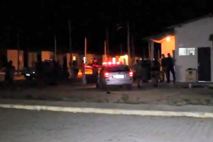Jovem é executado com nove tiros, em casa e na frente da namorada