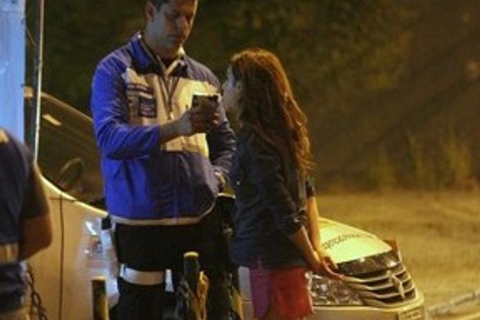 Após barzinho com  amigos, Fê Paes Leme é parada na Lei Seca no Rio de Janeiro