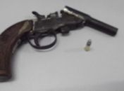 Pistola apreendida com menor