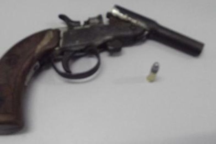 Pistola apreendida com menor
