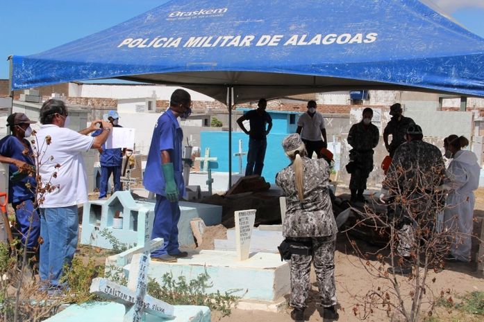 Equipes começam a exumar corpos
