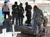 Equipes começam a exumar corpos 