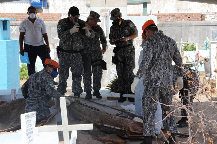 Equipes começam a exumar corpos