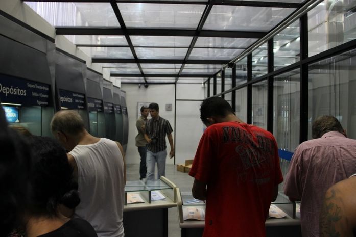 Federais fazem a perícia na agência