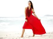 Sthefany Brito posa com peças em vermelho-samba 
