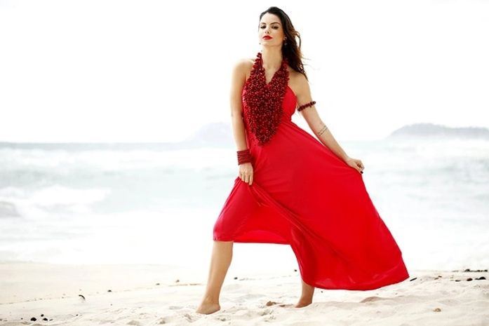 Sthefany Brito posa com peças em vermelho-samba