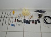 Após denúncias, agentes da PC apreendem espetos e celulares em delegacia