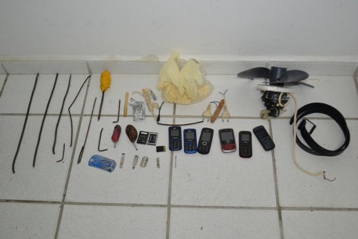 Após denúncias, agentes da PC apreendem espetos e celulares em delegacia