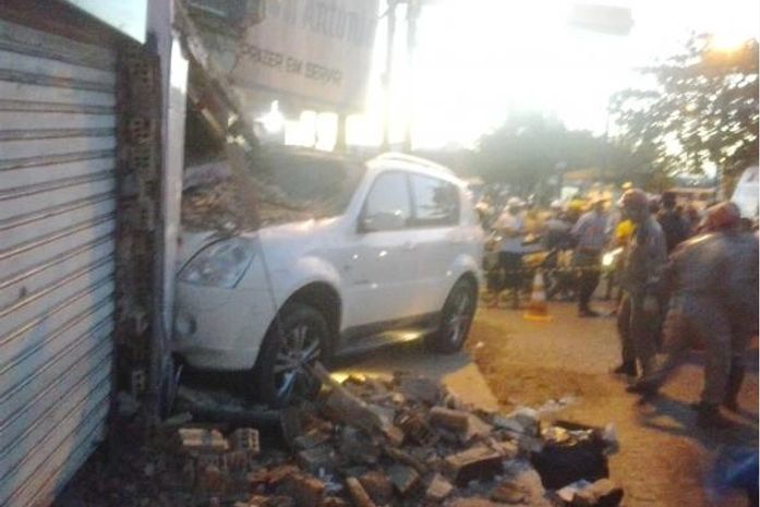 Motorista perde controle de carro e invade barbearia em Arapiraca