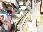 Moradores de encosta convivem com medo de chuvas e aumento da violência 