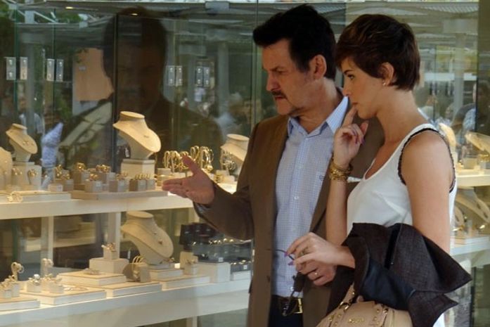 Aisha e Mustafa veem colar de Berna à venda em uma joalheria