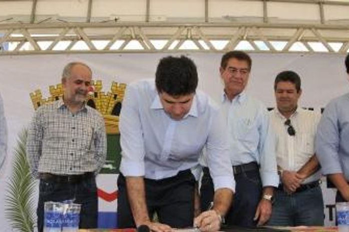 Prefeito assina doação de terreno prolongamento do Corredor Vera Arruda