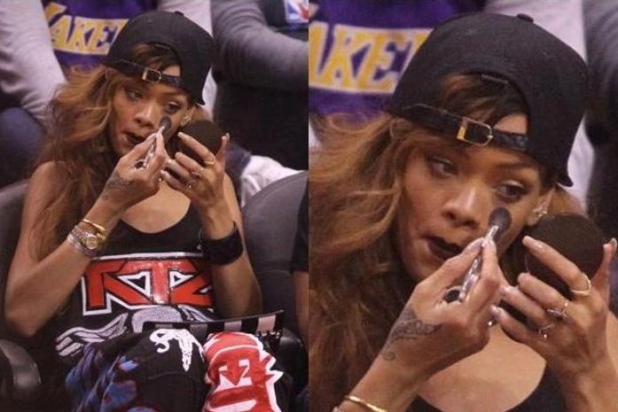 Rihanna bebe, retoca maquiagem e se divertem em jogo de basquete.