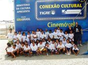 Crianças do Segundo Tempo participam de sessão de cinema móvel