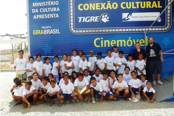 Crianças do Segundo Tempo participam de sessão de cinema móvel